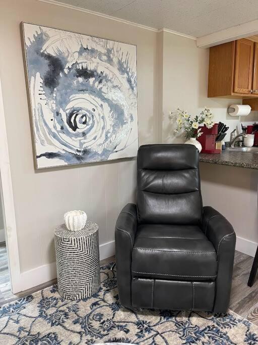 Spacious 1 Bedroom Close To Everything 4
